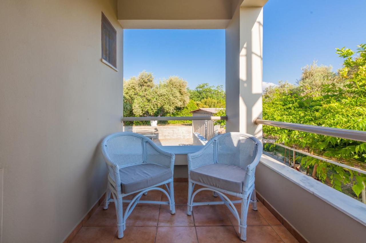 Chrysalida, Unspeakble Views And Privacy! Σκαλέτα
